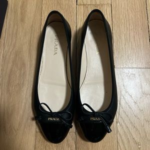 PRADA - Lambskin Patent Captoe Logo Ballerina Flats: 37 Black